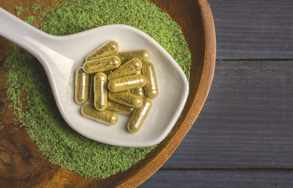 Víte, jaký je rozdíl mezi červeným, zeleným a bílým kratomem? Získejte slevový kód
